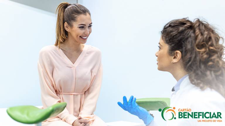 Paciente conversa com a ginecologista