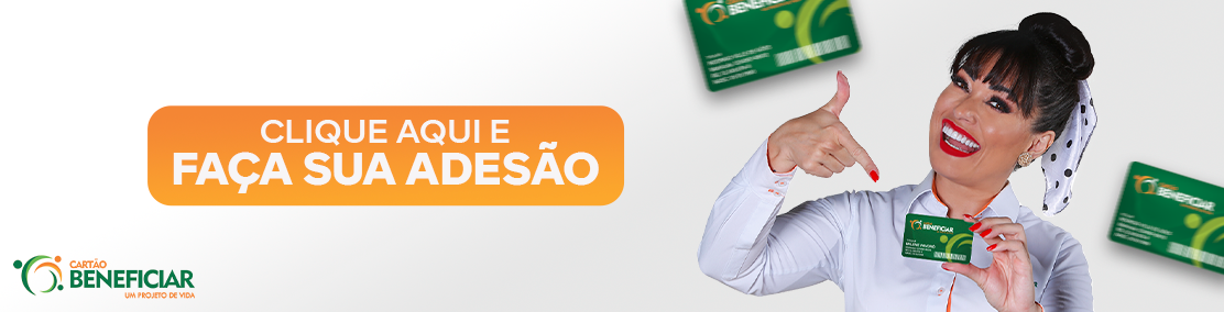 Milene Pavorô está sorrindo, apontando para o Cartão Beneficiar. Está escrito "Clique aqui e faça sua adesão" em branco, num fundo laranja.