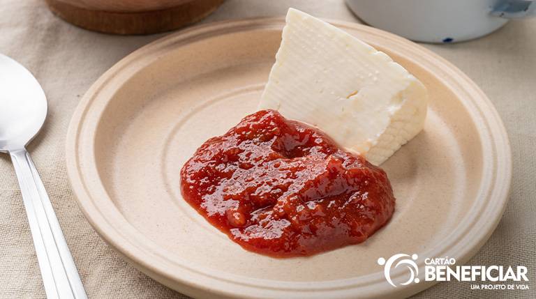 Imagem ilustrativa de queijo com goiabada, a base para esta receita de Ano Novo