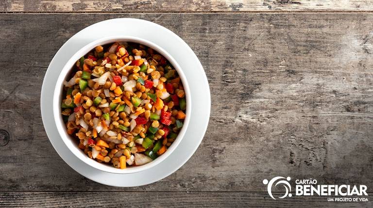 Imagem ilustrativa de uma salada de lentilha, sugestão de comidas para Ano Novo