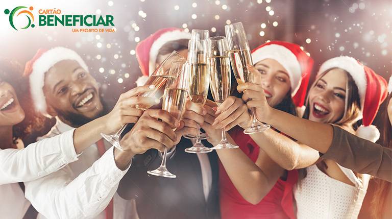 Seis amigos brindando com taças de champagne em uma festa de Natal