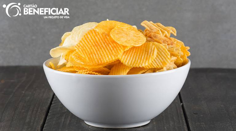 Bowl cheio de batatas chips industrializadas, uma alternativa menos saudável para consumir batatas.