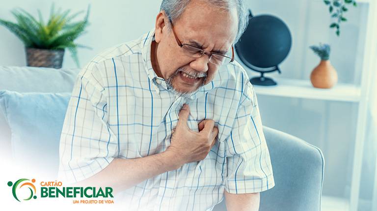 Homem idoso com a mão no peito, representando um infarto, que pode acontecer em casos de pressão alta não controlada.