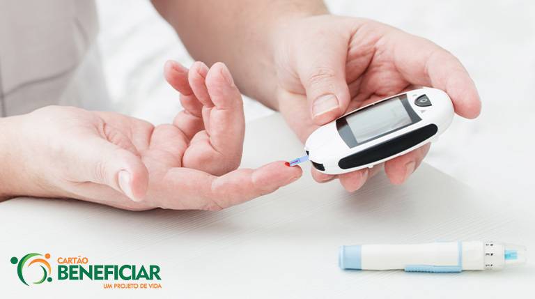 Pessoa medindo a glicose na ponta do dedo indicador. Diabetes não tem cura, mas essa é uma das maneiras de manter a doença sob controle.