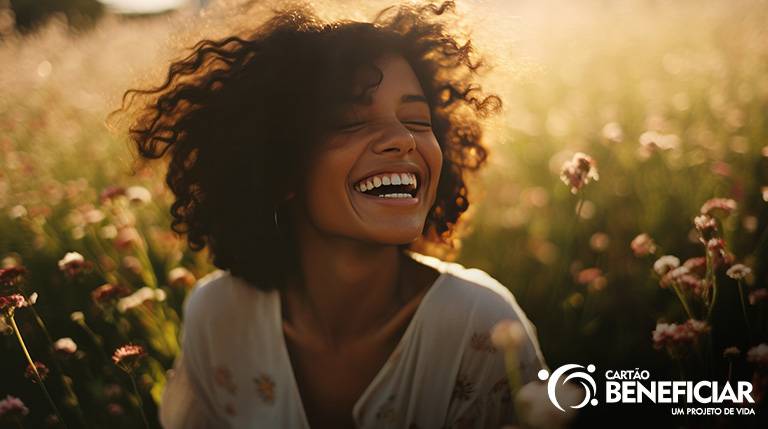 Imagem gerada por IA de mulher negra, de cabelo cacheado, sorrindo em frente a um campo florido, representando o alívio de um tratamento bem sucedido para candidíase de repetição.